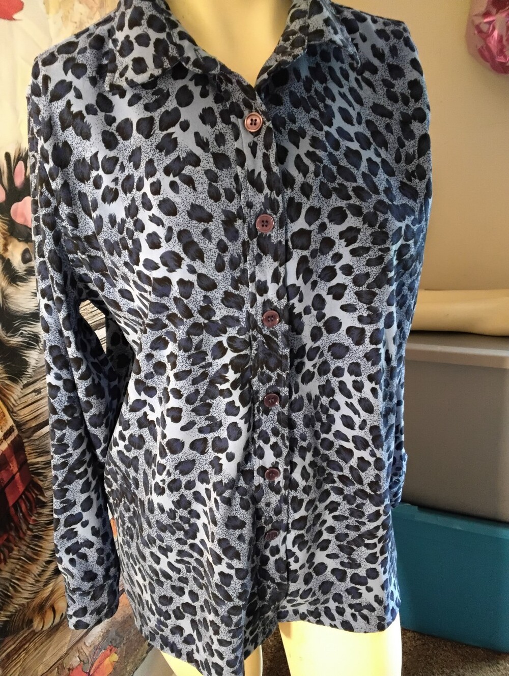 Draper's & Damon's Women's size Large blue Leopard Print Long Sleeve soft Shirt